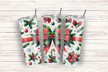 Drei weihnachtliche Thermobecher, verziert mit roten Schleifen, Stechpalmenblättern, Beeren und Zuckerstangen, auf hellem Holzuntergrund.